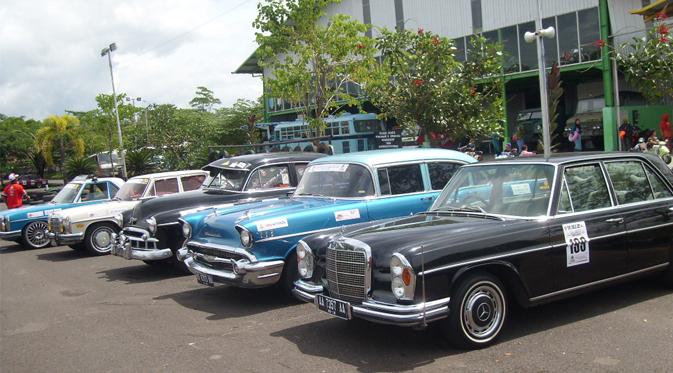 Ratusan mobil antik dan kuno dari berbagai kota datang ke Magelang yang merayakan ulang tahunnya ke 1109.