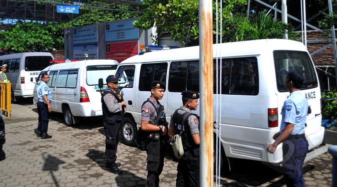 Polisi memperketat penjagaan saat iring-iringan 12 mobil ambulans beserta peti mati memasuki Dermaga Wijayapura menuju Lapas Nusakambangan, Cilacap, Jateng, Selasa, (28/4/2015). (Liputan6.com/Yoppy Renato)