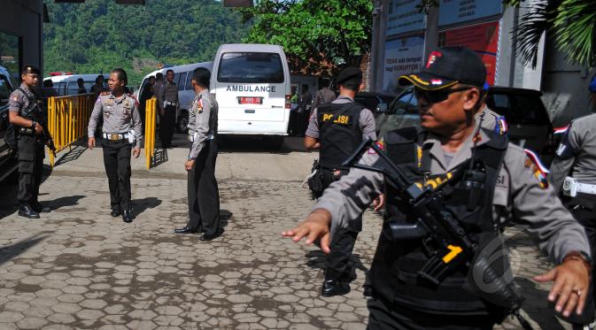 Aparat kepolisian terlihat berjaga ketika 12 ambulans mendatangi tempat penyeberangan khusus Lapas Pulau Nusakambangan, Cilacap, Jateng, Selasa, (28/4/2015). (Liputan6.com/Yoppy Renato)