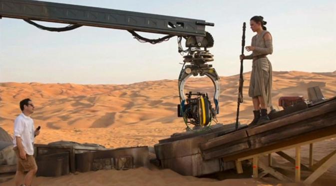Daisy Ridley main di film 'Star Wars: The Force Awakens'. Foto: Screenrant