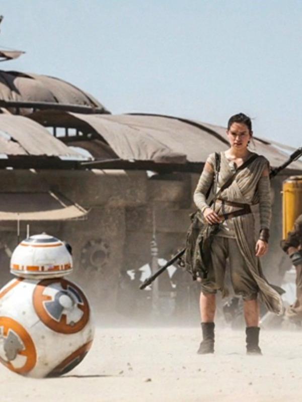Daisy Ridley main di film 'Star Wars: The Force Awakens'. Foto: Screenrant