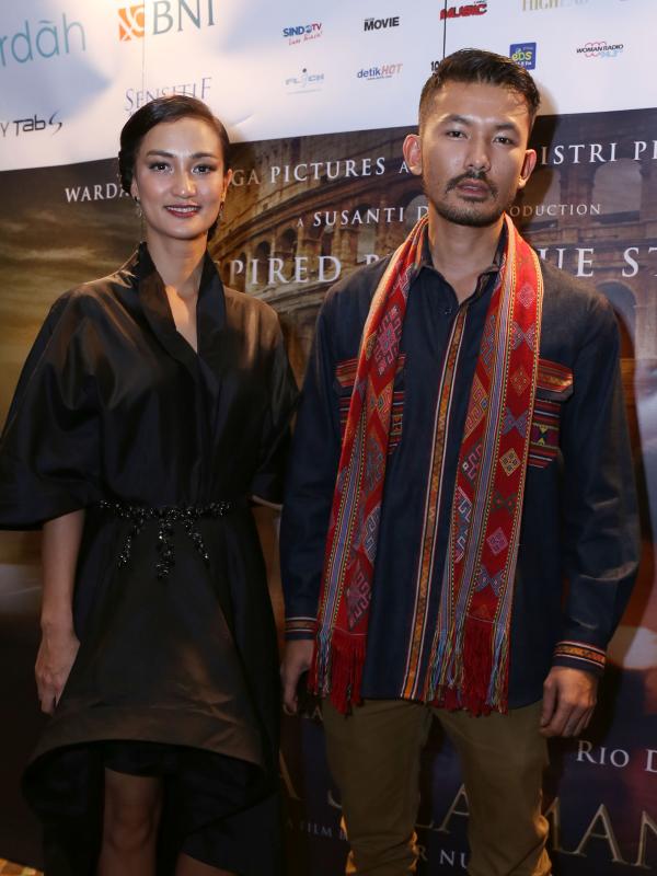 Pasangan suami istri Atiqah Hasiholan dan Rio Dewanto saat menghadiri premier film Cinta Selamanya. (Galih W. Satria/bintang.com)
