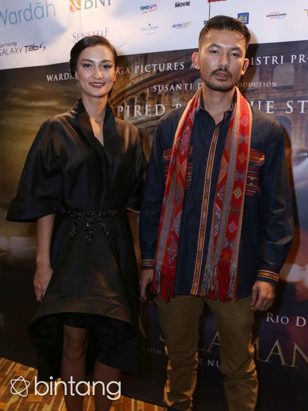 Pasangan suami istri Atiqah Hasiholan dan Rio Dewanto saat menghadiri premier film Cinta Selamanya. (Galih W. Satria/bintang.com)