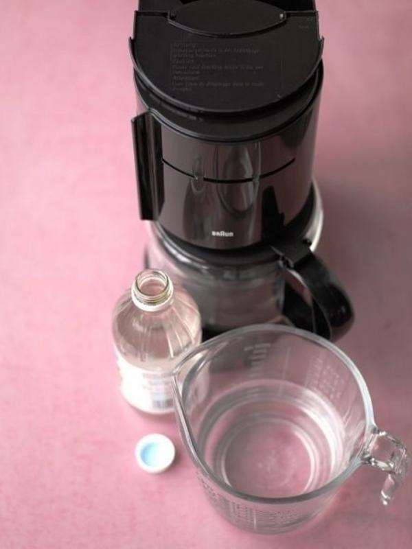 Gunakan cuka dan air untuk membersihkan mesin pembuat kopi (Via: marthastewart.com)