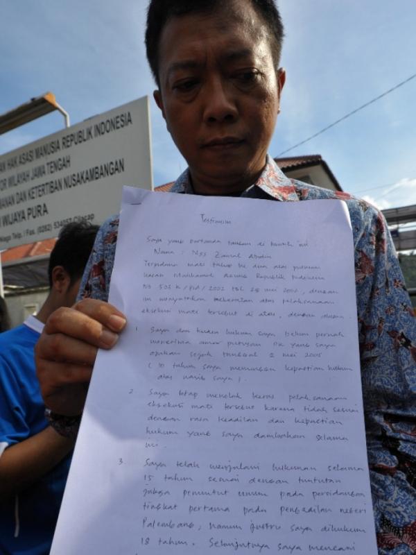 Pengacara Zainal Abidin, Ade Yuliawan memperlihatkan surat wasiat kliennya (Via: simomot.com)