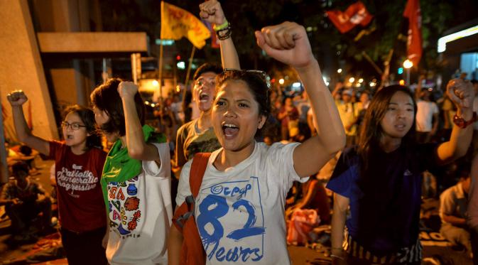 Aktivis meluapkan kegembiraannya setelah mendengar pemerintah Indonesia menunda pelaksanaan eksekusi hukuman mati terhadap Mary Jane, di depan Kedutaan Indonesia di Filipina, Rabu (29/4/2015). (REUTERS/Ezra Acayan)