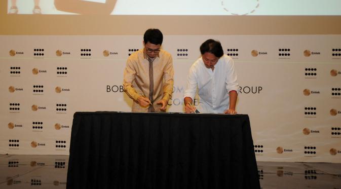 Dirut EMTEK Grup, R. Alvin Widarta Sariaatmadja (kiri) bersama Jimmy Akili, CEO dan pendiri Bobobobo.com menandatangani nota kerjasama di Jakarta, Rabu (29/4/2015). (Liputan6.com/Helmi Fithriansyah)