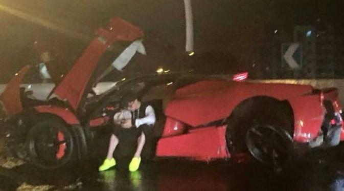 Kecelakaan kembali menimpa Ferrari LaFerrari. Kali ini, pengemudinya yang masih remaja terlihat bengong atas apa yang baru dialaminya (Foto: Carcrushing)