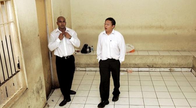 Andrew Chan, Myuran Sukumaran, dan para terpidana lainnya diikat di sebuah tiang menggunakan tali kabel sebelum ditembak | via: dailymail.co.uk