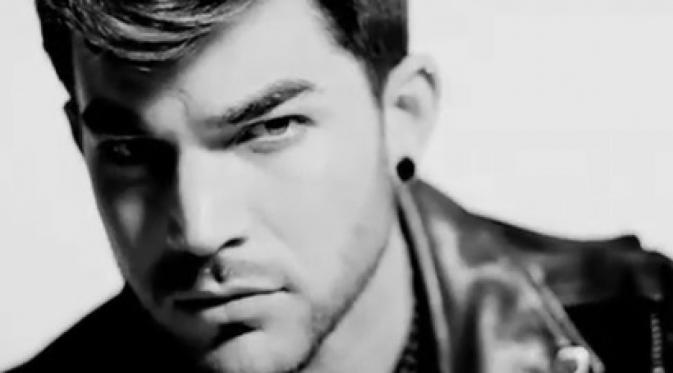 Adam Lambert merupakan jebolan ajang pencarian bakat American Idol (via hipnotizat.ro)