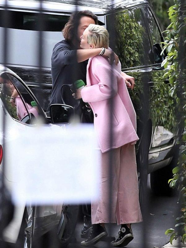 Miley Cyrus mendapat kecupan di pipi dari lelaki misterius (via dailymail.co.uk)