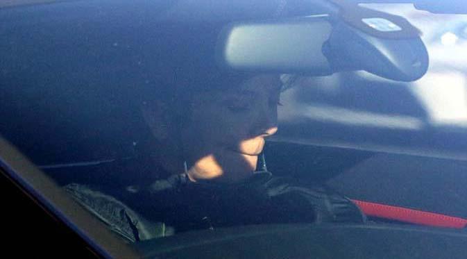 Kris Jenner seolah menahan tangis dengan menggigit bibir (via dailymail.co.uk)