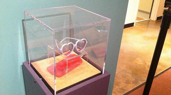 Kacamata berbentuk hati milik Elton John di Museum Rock N` Soul, Memphis, Amerika Serikat