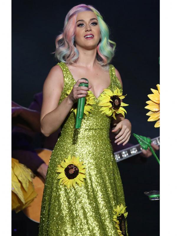 Penampilan Katy Perry mengenakan gaun bertema bunga matahari ikut menuai kontroversi. (foto: eonline)