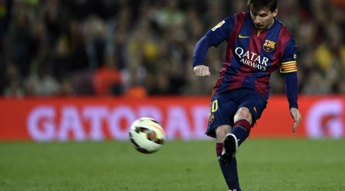 Lionel Messi saat memperagakan tendangan gaya Panenka (LLUIS GENE / AFP)
