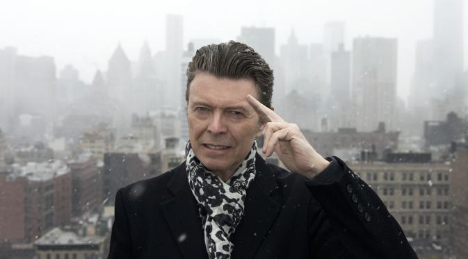 David Bowie terkenal dengan kepiawaiannya memainkan berbagai macam alat musik (via shorefire.com)