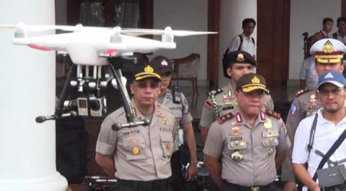 Pantau massa buruh yang merayakan May Day, Kepolisian Surabaya menerbangkan drone. (Liputan6.com/Dian Kurniawan)