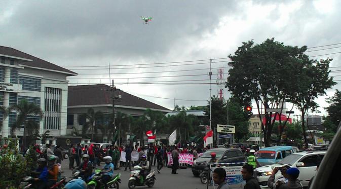 Drone milik Polda Sulselbar diterbangkan memantau massa buruh yang merayakan May Day. (Liputan6.com/Eka Hakim)