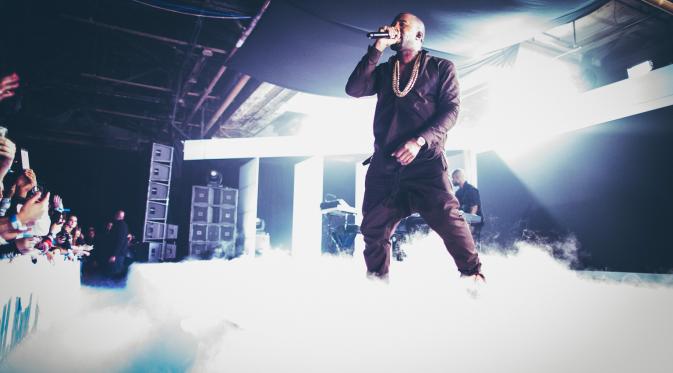 Kanye West di salah satu konsernya tampil total (Foto: The Huffington Post)