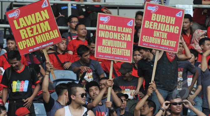 Berbagai tulisan aspirasi para buruh saat perayaan hari buruh sedunia (May Day), SGBK, Jakarta, Jumat (1/5/2015). Mereka menuntut melawan kebijakan upah murah dan kenaikan upah setiap lima tahun sekali. (Liputan6.com/Herman Zakharia)