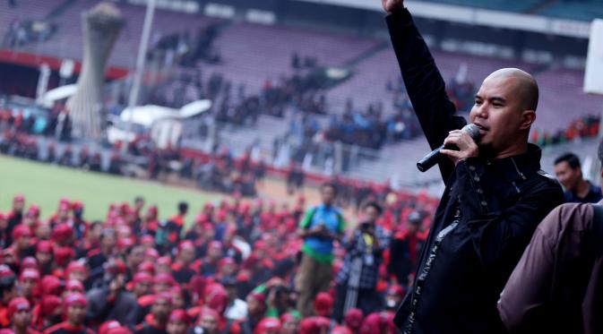 Penampilan Ahmad Dhani di konser May Day. (Foto: Wimbarsana/Bintang.com)