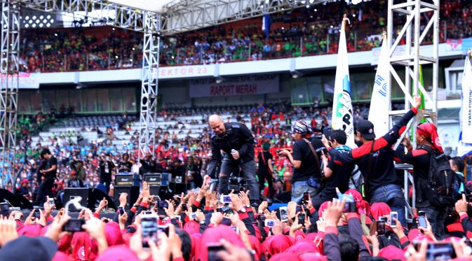 Penampilan Ahmad Dhani di konser May Day, diwarnai aksi bunuh diri.