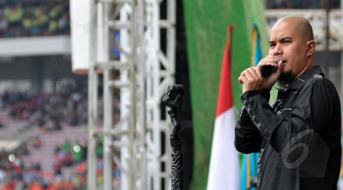 Ahmad Dhani saat beraksi di Perayaan hari buruh internasional (May Day), SGBK, Jakarta, Jumat (1/5/2015). Dhani terpaksa menghentikan aksinya karena ada insiden seorang pria yang terjun sambil membakar diri (Liputan6.com/Herman Zakharia)
