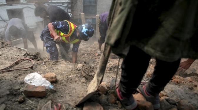 Ilustrasi Tim penyelamat yang sedang sedang membongkar reruntuhan