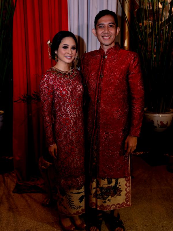 Andien dan suami, Irfan Wahyudi. (Wimbarsana/Bintang.com)