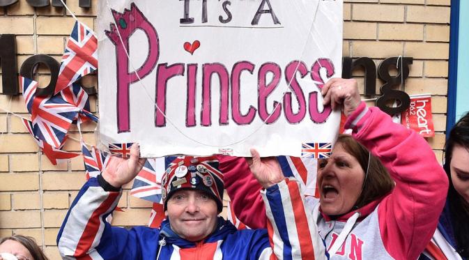 Warga Inggris Merayakan kelahiran anak Kate Middleton (dailymail.co.uk)