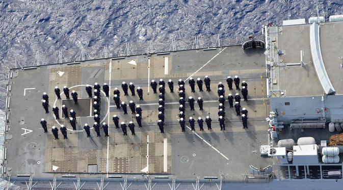 Angkatan laut membuat kata "SISTER" menyambut kelahiran anak kedua Kate Middleton