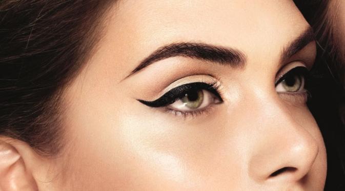 14 Hal Ini Membuktikan Eyeliner Pantas Disebut Kaki Tangan Iblis