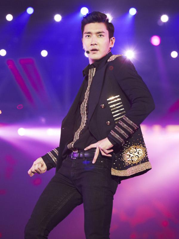 Siwon menyapa penggemarnya dalam Super Show yang berlangsung di Singapura, 1 Mei 2015 (Tumblr.com)