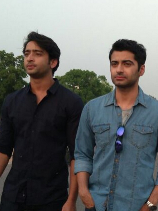 Kebersamaan Shaheer Sheikh dan Harshad Aurora di sinetron Cinta di Langit Taj Mahal. Foto: Instagram