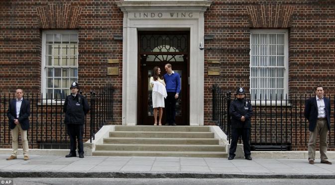 Kate Middleton dan Pangeran William memperkenalkan si kecil di hadapan Warga Inggris.