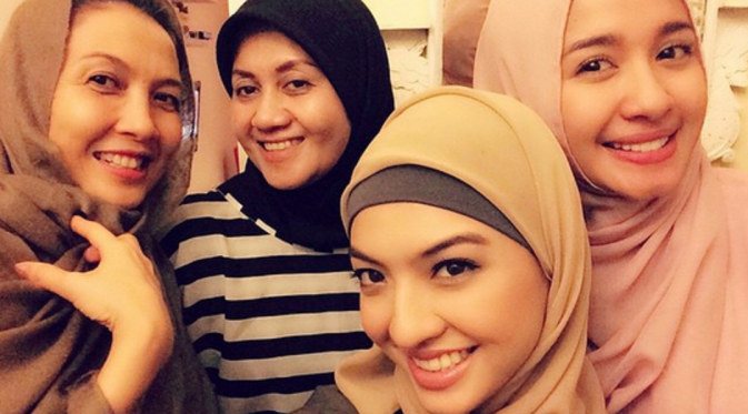 Raline Shah, Laudya Cynthia Bella dan pemain lainnya di film 'Surga yang Tak Dirindukan'. Foto: Instagram