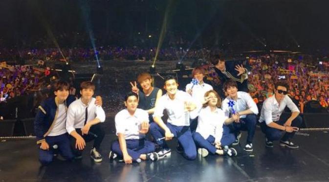Siwon pamer foto selfie dirinya bersama rekan-rekan Super Junior dalam Super Show 6 in Indonesia [Foto: Instagram Siwon]