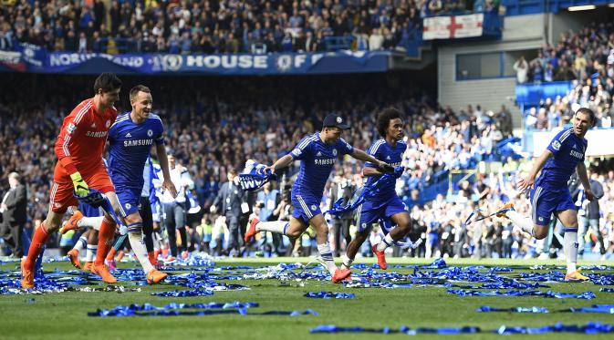 Penggawa Chelsea merayakan keberhasilan menjuarai Liga Premier Inggris musim ini (Reuters/Dylan Martinez)