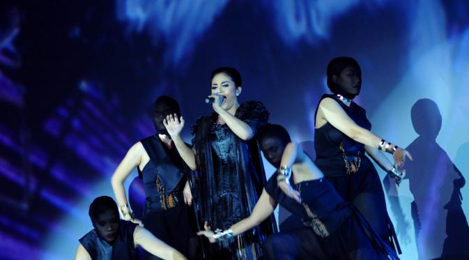 Di usianya yang ke-40, Krisdayanti masih bisa tampil di atas panggung dan membawakan 30 buah lagu.