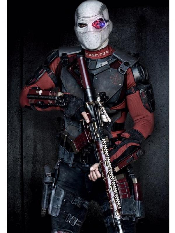Lagi-lagi Jared Leto hilang di antara foto rombongan pemain film Suicide Squad yang sudah berkostum.