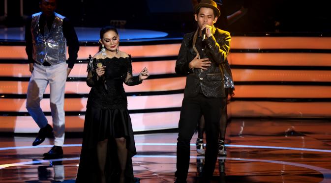 Nia Daniaty ketika berduet dengan Budi Doremi (Foto: WImbarsana/Bintang.com)