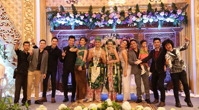Resepsi pernikahan Hengky Kurniawan dan Sonya Fatmala dihadiri para sahabat. (Galih W. Satria/bintang.com)