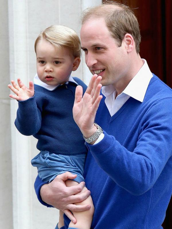 Di Gendongan William, Pangeran George Melambaikan Tangan ke Masyarakat yang Menunggu di Luar (Daily Mail)
