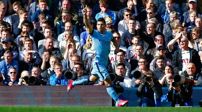 Penyerang Manchester City, Sergio Aguero merayakan selebrasi usai mencetak gol pada Laga Liga Premier Inggris di Stadion White Hart Lane, Inggris, Minggu (3/5/2015). Manchester City menang 1-0 atas Tottenham Hotspur. (Reuters/Eddie Keogh)