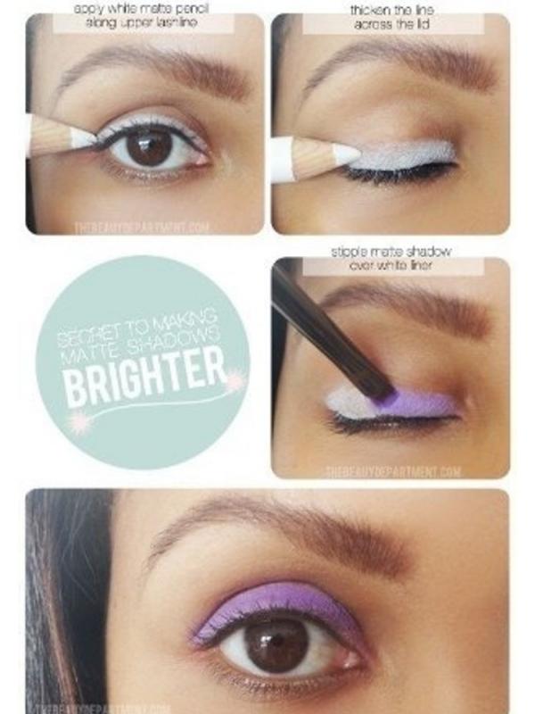 Perkuat warna eyeshadow kamu | via: buzzfeed.com