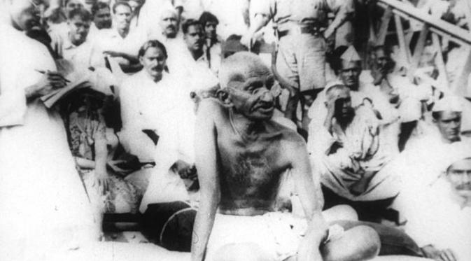 Mahatma Gandhi saat mengunjungi wilayah gempa di Bihar pada 1934