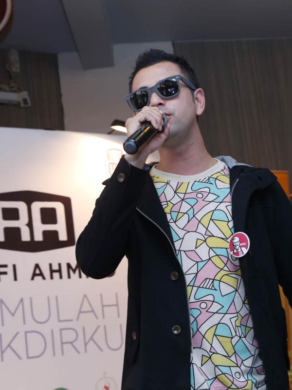 Raffi Ahmad menyanyikan lagu dalam albumnya (Galih W. Satria/Bintang.com)