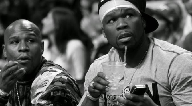 Tampak penyanyi rap 50 Cent dan petinju Floyd Mayweather Jr yang menyaksikan pertandingan dengan tegang.