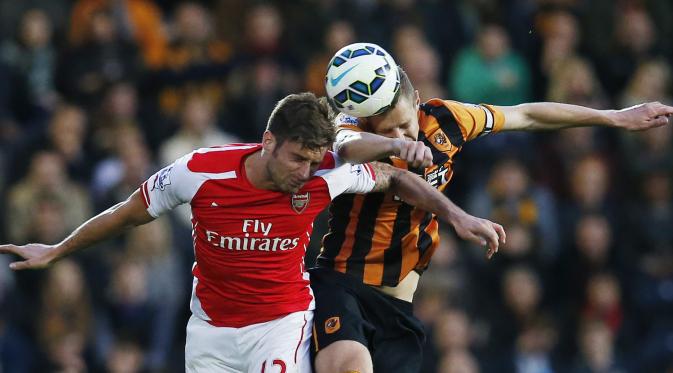 Striker Arsenal Olivier Giroud berduel di udara dengan bek Hull City Michael Dawson (Reuters/Andrew Yates Livepic)