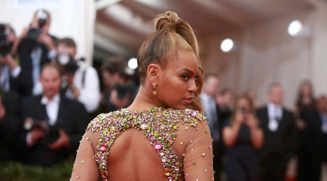 Penampilan seksinya disempurnakan dengan rambut pirang Beyonce yang dikuncir saat menghadiri acara 'China: Through The Looking Glass' Costume Institute Benefit Gala di Metropolitan Museum of Art, New York, Senin (4/5/2015). (REUTERS/Andrew Kelly)